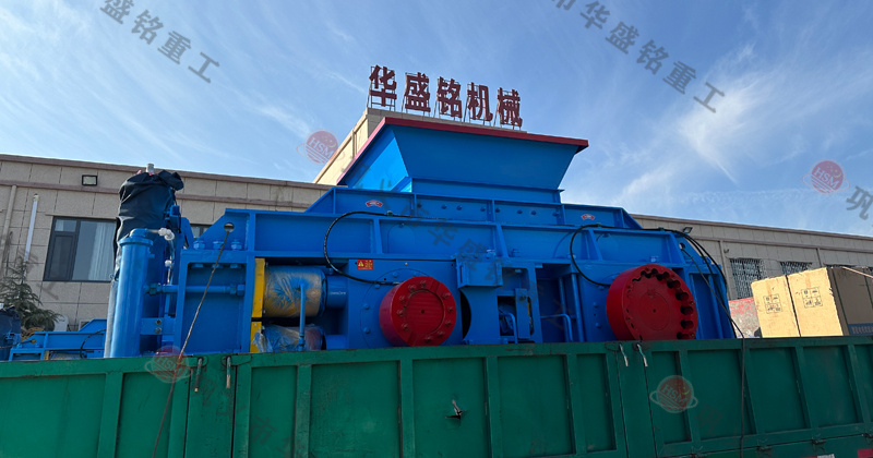 玄武巖粉碎成1-5mm用什么設(shè)備？推薦時(shí)產(chǎn)80噸對(duì)輥制砂機(jī)