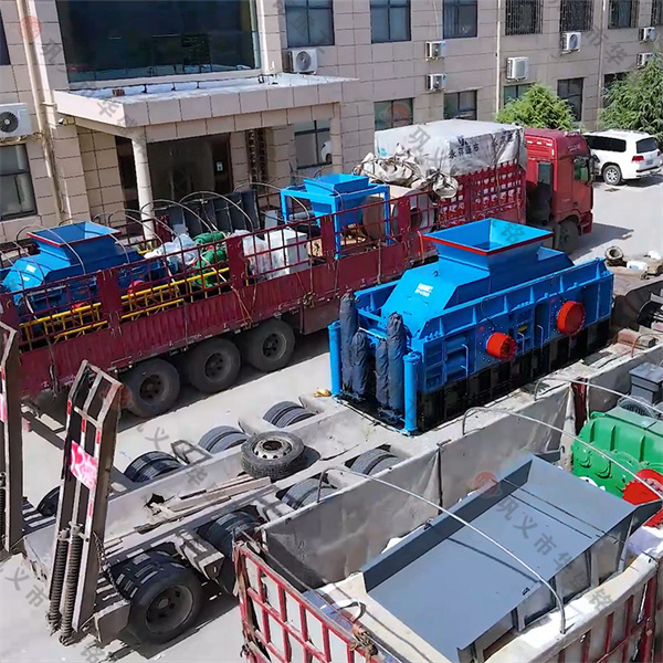 時(shí)產(chǎn)六十多噸左右的液壓對(duì)輥制砂機(jī)多少錢？