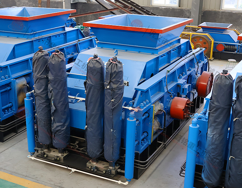 大型液壓對(duì)輥制砂機(jī)每小時(shí)出多少噸沙子？多少錢一臺(tái)？