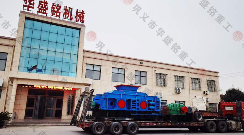 全自動液壓對輥制砂機發(fā)貨現場