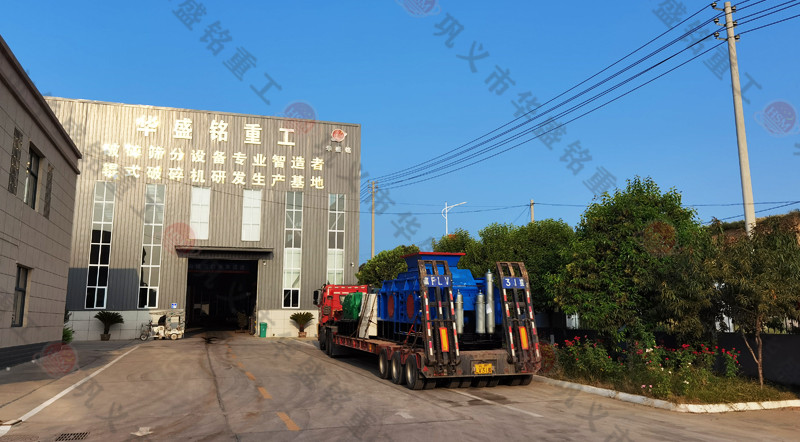 全自動液壓對輥制砂機發(fā)貨現場